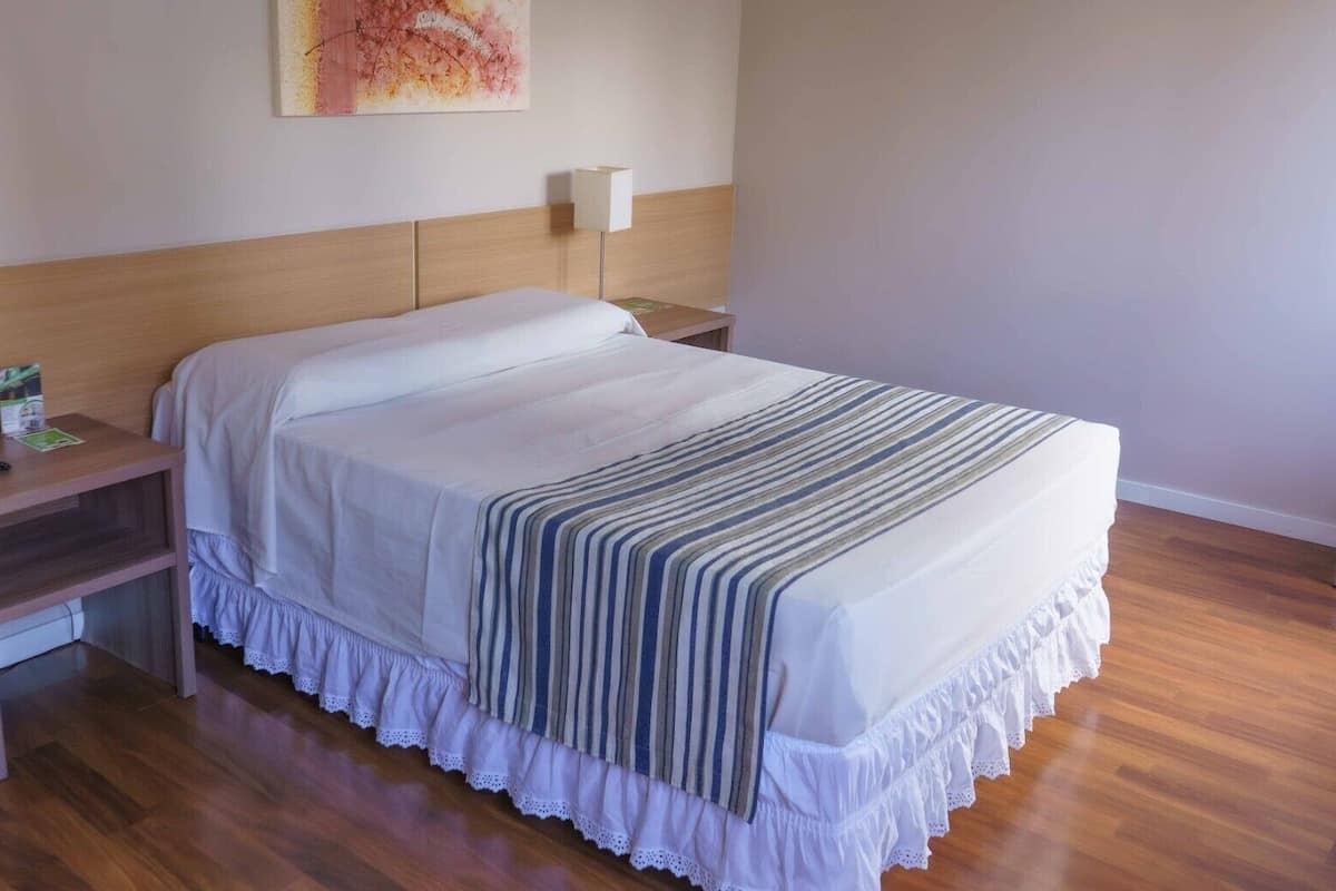 SUPERIOR CASAL | Desk, soundproofing, free WiFi, bed sheets