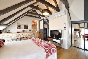 Doppelzimmer (Salut l'artiste) | Hochwertige Bettwaren, Zimmersafe, individuell dekoriert