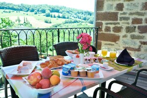 Tägliches kontinentales Frühstück (10 EUR pro Person)