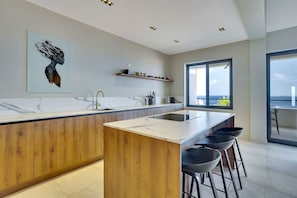 Cobertura, 3 quartos, vista para o mar | Cozinha privada | Refrigerador em uma área comum, máquina de café expresso