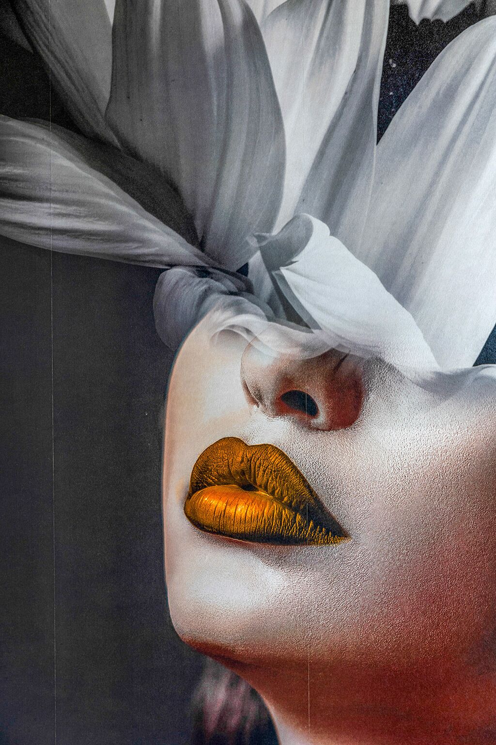 Un gros plan du visage d’une personne, recouvert d’un vêtement blanc.