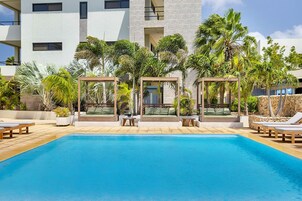 Una piscina al aire libre, camas de piscina gratis