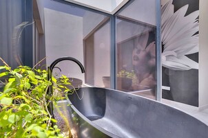 Suite Deluxe, 1 cama de matrimonio grande | Baño | Artículos de higiene personal gratuitos, secador de pelo y albornoces