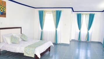 4 bedrooms, iron/ironing board, WiFi, bed sheets