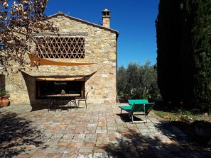 Outdoor dining - House in a typical village in the heart of Chianti (Castellina in Chianti)