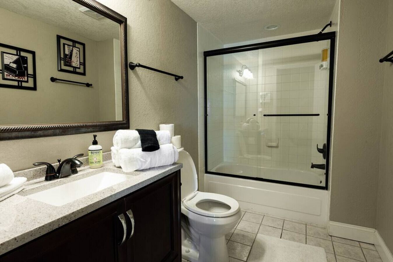 Un baño con inodoro, lavabo y ducha.