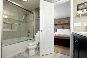 Bathtub, hair dryer, towels - Lakeside Bliss by StayLage (Osage Beach)