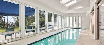 Luxury Lakeside Mansion con campo da basket e piscina coperta