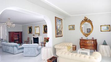 别墅, 3 间卧室, 露台, 海景 | 起居区 | 32-英寸纯平电视 (配备卫星频道)、电视