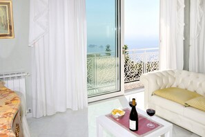 Villa, 3 Schlafzimmer, Terrasse, Meerblick | Wohnbereich | 32-Zoll-Flachbildfernseher mit Satellitenempfang, Fernseher