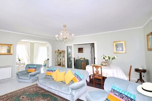 Villa, 3 chambres, terrasse, vue mer | Coin séjour | Télévision à écran plat de 32 pouces avec chaînes par satellite