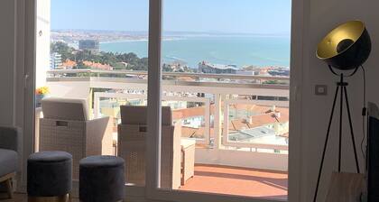 Passend zu Balkon, Panoramablick auf das Meer und Cascais