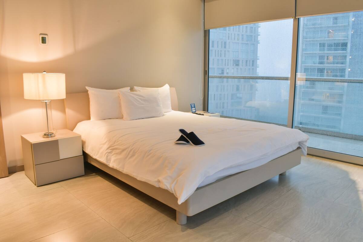 Apartament Deluxe, 1 dormitori, cuina, vistes a la ciutat | 1 dormitori, roba de llit d'alta qualitat i decoració individual