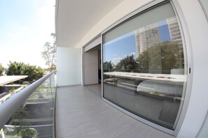 Studio Deluks, 1 Tempat Tidur Queen, dapur, pemandangan kota | Teras/patio