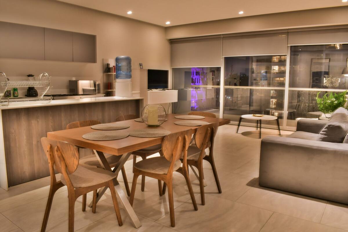Apartament Deluxe, 3 dormitoris, cuina, vistes a la ciutat | Sala d'estar | Televisor intel·ligent de 40 polzades amb canals per satèl·lit