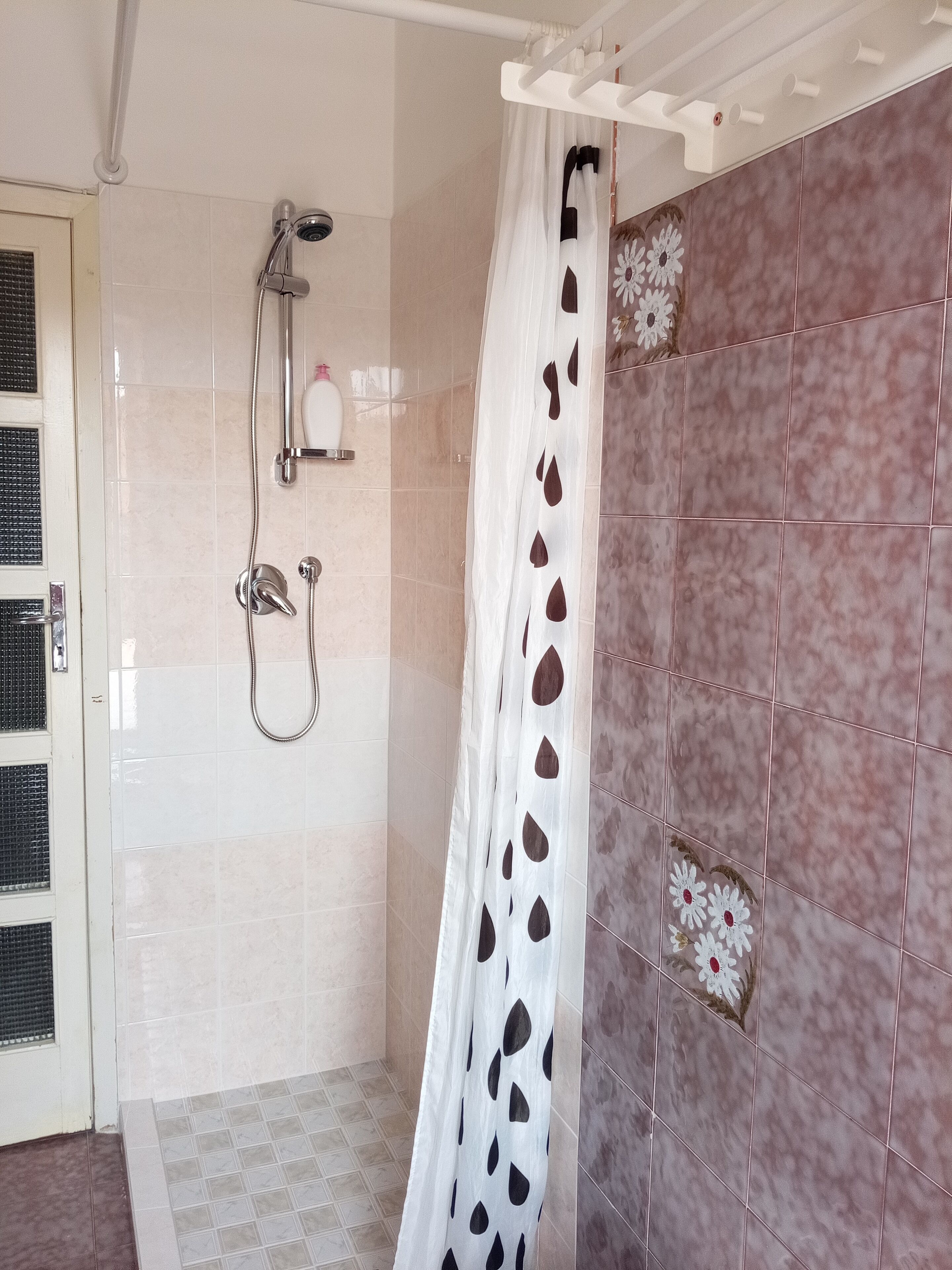 Duschwanne, Haartrockner, Bidet, Handtücher