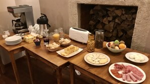 Et morgenbord med forskellig mad, en kaffemaskine og en brødrister.