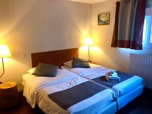 Blackout drapes, iron/ironing board, free rollaway beds, bed sheets - Maison d'hoursentut (Campan)