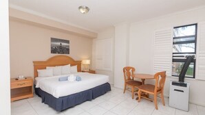 Ein Hotelzimmer mit einem Bett, einem Schreibtisch, einem Stuhl und einem Heizkörper.