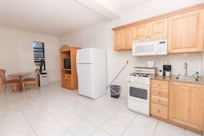 Apartment (1 Bedroom) | Eigene Küche | Mini-Kühlschrank, Herdplatte, Wasserkocher mit Kaffee-/Teezubehör