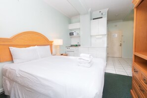1 bedroom, WiFi, bed sheets - 656 Studio Apartment Hollywood Beach (Hollywood)