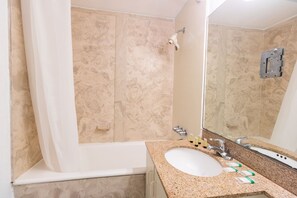 Huoneisto (1 Bedroom) | Kylpyhuone | Pyyhkeet