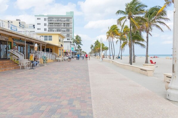 A paved walkway with palm trees and beachside buildings. - 540 Ocean View Hollywood (Hollywood)