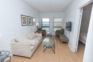 Departamento (1 Bedroom) | Sala de estar | Televisión de pantalla plana 