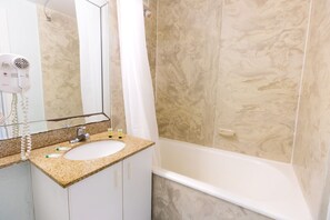 Departamento (1 Bedroom) | Baño | Regadera, secadora de cabello, toallas 