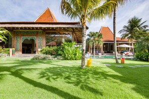 Exterior - 5 Star Villa in Bali, Minutes from the Beach, Bali Villa 2045 (Bali)
