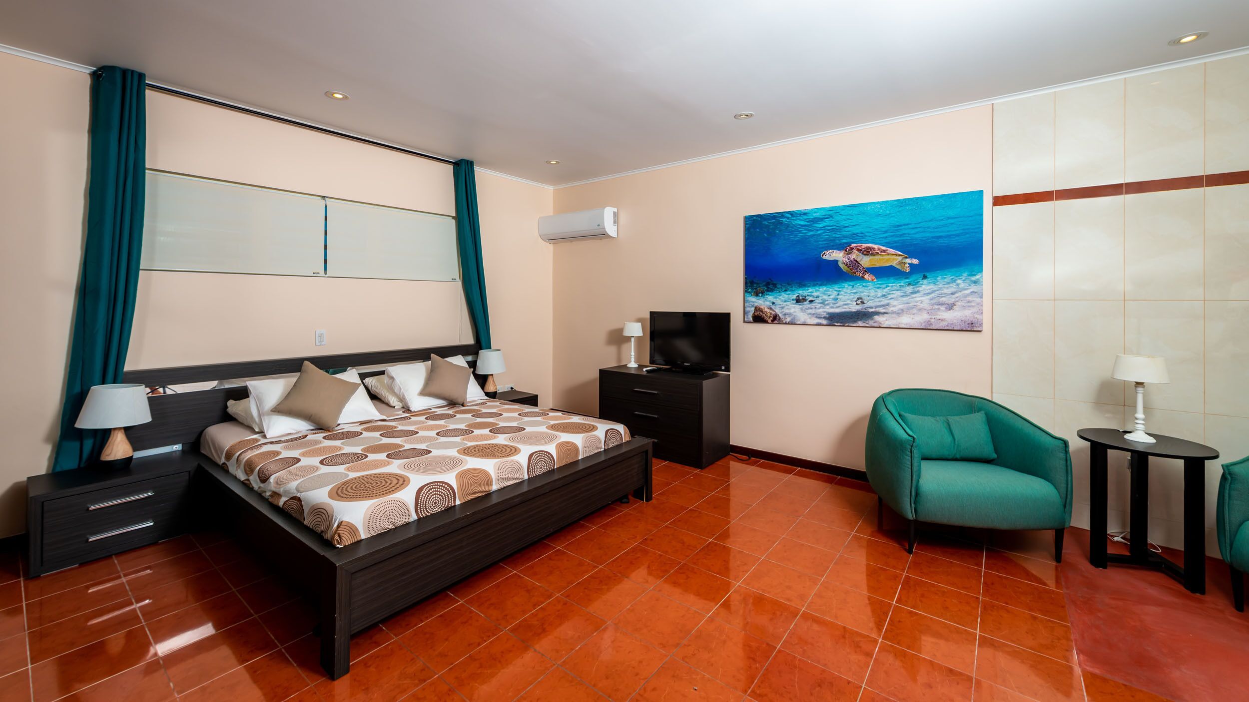 3 bedrooms, in-room safe, iron/ironing board, WiFi