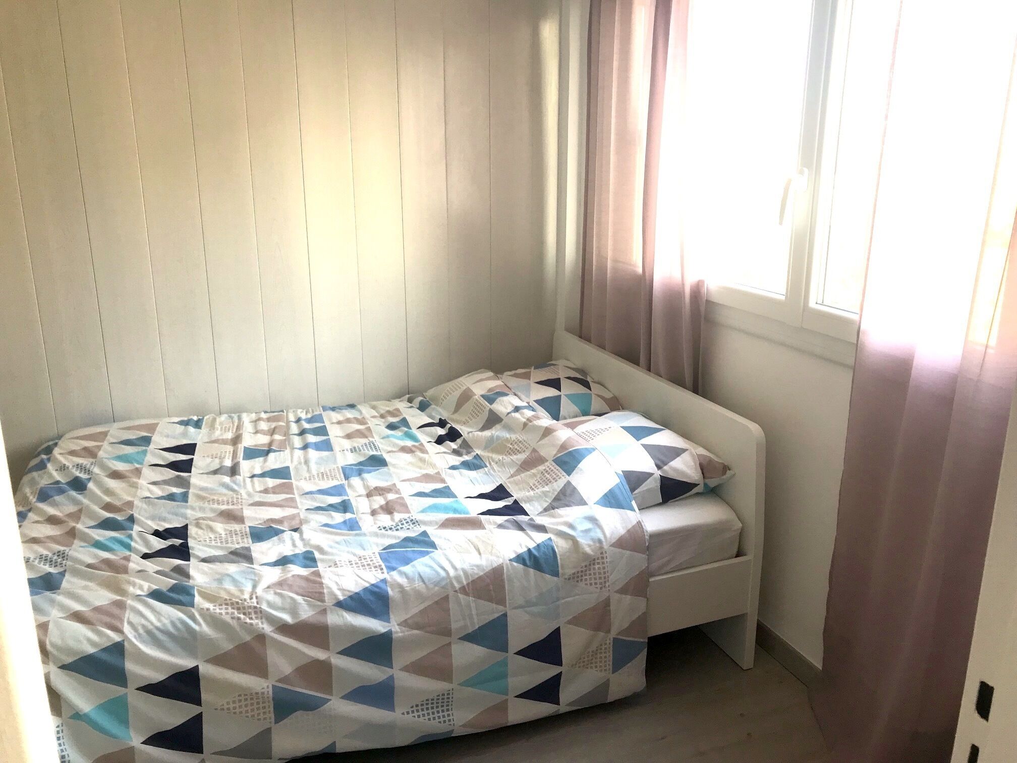 2 slaapkamers, een strijkplank/strijkijzer, reisbedje, gratis wifi