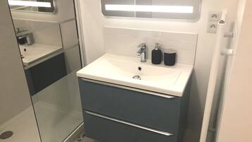 Douche, sèche-cheveux, serviettes fournies, papier toilette