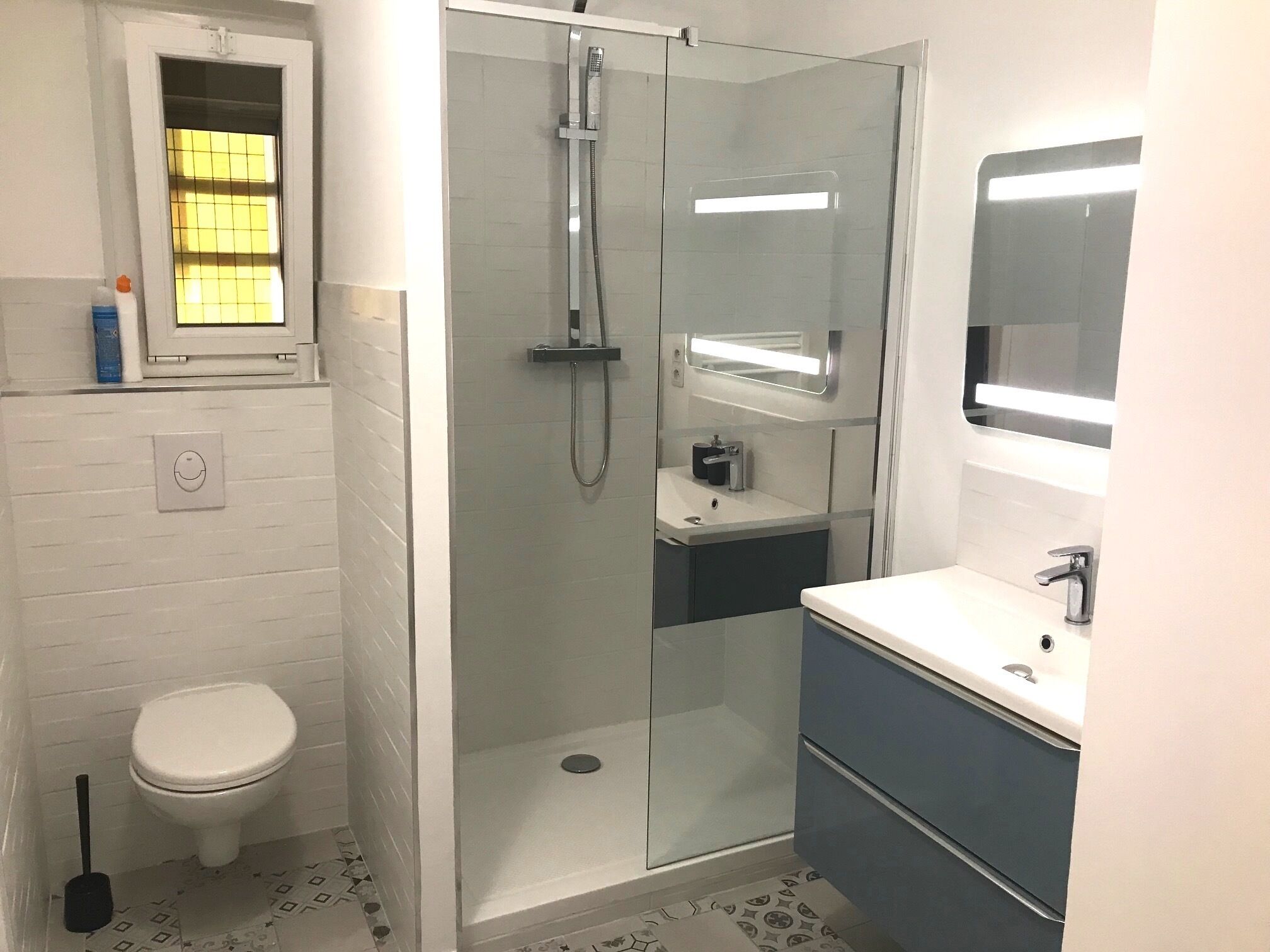 Douche, sèche-cheveux, serviettes fournies, papier toilette