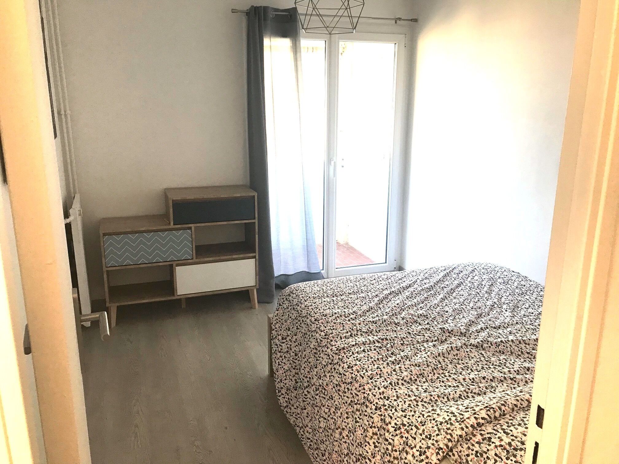 2 habitaciones, tabla de planchar con plancha y cuna de viaje 