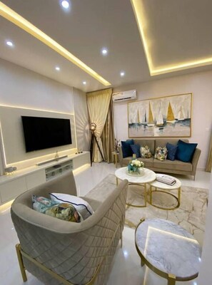 TV, video games, Netflix, table football - The Daniels Luxury Home Away from Home (Ikate, Elegushi, Lekki)