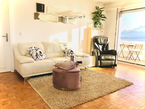Smart TV, offices - 35Modern and spacious with balcony and lake view (Clarens)