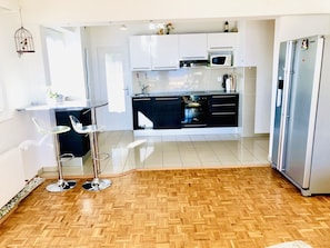 Fridge, microwave, oven, stovetop - 35Modern and spacious with balcony and lake view (Clarens)