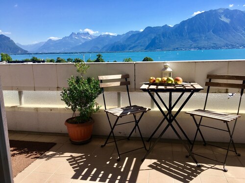 35Modern and spacious with balcony and lake view