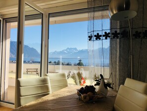 Dining - 35Modern and spacious with balcony and lake view (Clarens)