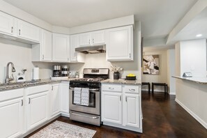 Kjøleskap, mikrobølgeovn, ovn og kokeplater