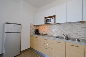 Kühlschrank, Mikrowelle, Herdplatte, Wasserkocher