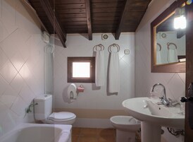 Un baño con inodoro, lavabo y ventana.