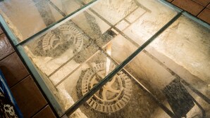Un suelo de baldosas con un panel de vidrio.