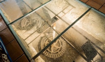 Un suelo de baldosas con un panel de vidrio.