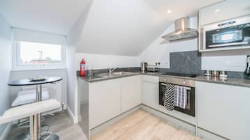 Appartamento | Cucina privata | Frigorifero, microonde, forno, piano cottura