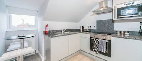 Apartamento | Cozinha privada | Geladeira, micro-ondas, fogão, cooktop