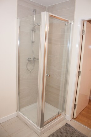 Apartamento | Banheiro | Chuveiro, toalhas de banho