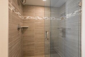 Combined shower/bathtub - Dewey Beach Condo Direct BAYFRONT 3BR Sleeps 8 w/ Parking (Rehoboth Beach)