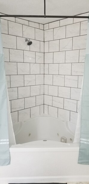 Ducha y bañera combinadas, bañera de hidromasaje y secador de pelo
